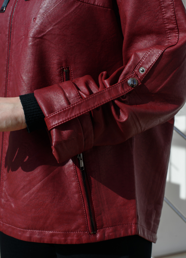 Куртка из эко кожи красного цвета с капюшоном  модель № 10518 универмаг малина