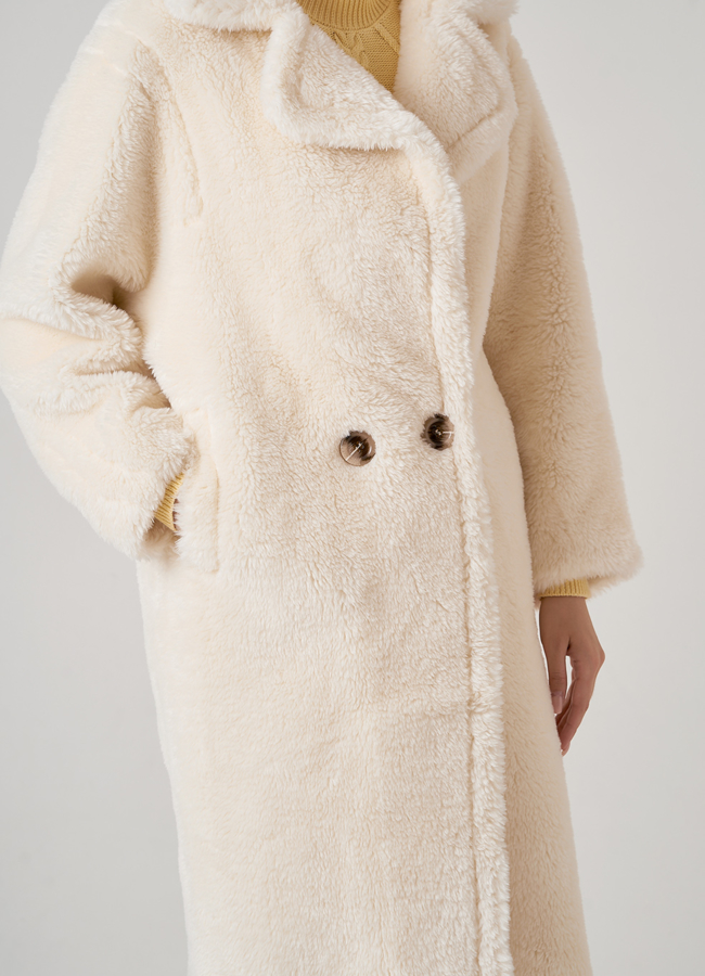 Белое пальто из искусственного меха модель № 8257 в кредит