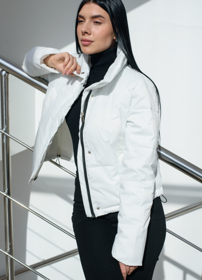 Куртка белого цвета  модель № 22587 универмаг малина