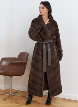 Женская длинная шуба с отделкой из меха куницы