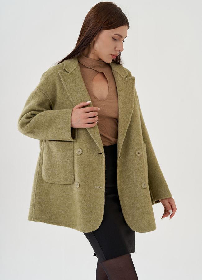 Укороченное двубортное пальто в зеленом цвете модель № 81427 универмаг малина