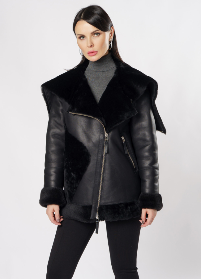 Укороченная дубленка с капюшоном черного цвета модель № 3633 универмаг малина