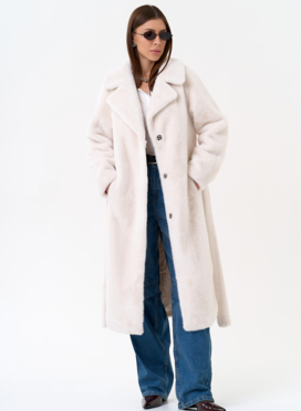 Женское пальто из эко меха с декоративными молниями