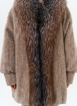 Женский удлиненный пуховик с отделкой из меха чернобурки