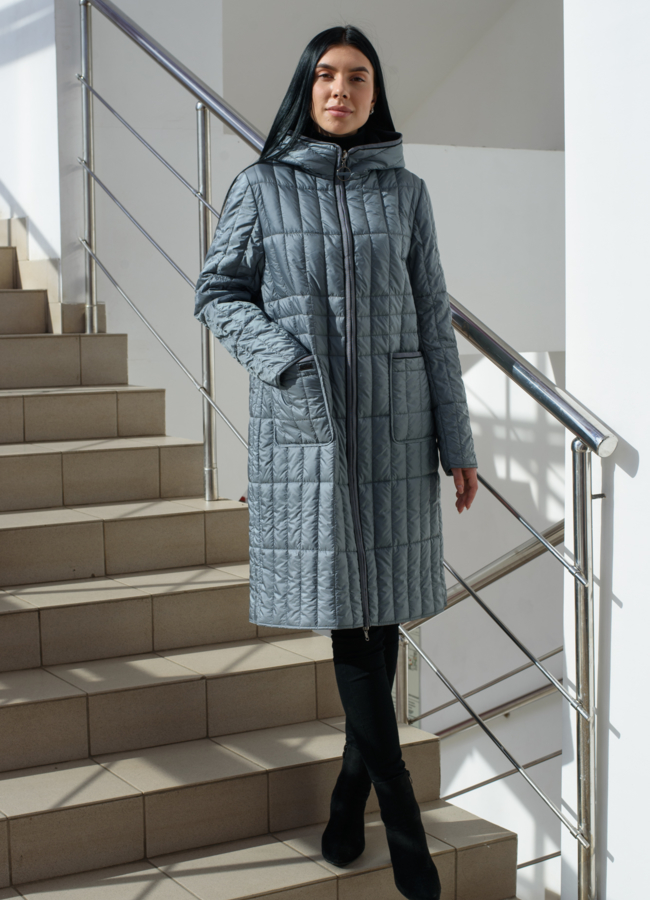 Плащ серого цвета с капюшоном  модель № 22583 меха малина