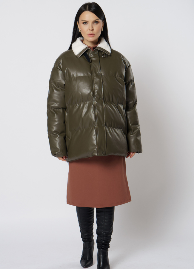 фото Куртка из эко кожи зеленого цвета с воротником стойкой модель № 21711