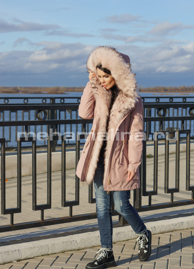 фото Парка розового цвета с меховой отделкой из енота модель № D08