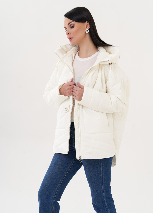 Светлая куртка с капюшоном модель № 26978 в рассрочку