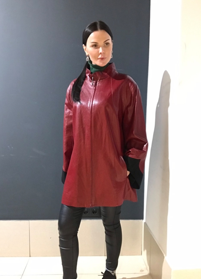 Плащ из эко кожи на молнии модель № 613 меха малина