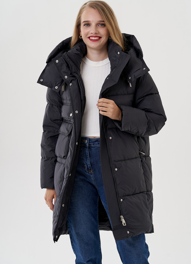 фото Женский пуховик черного цвета с капюшоном  модель № 82041