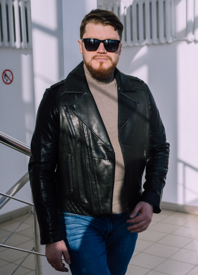 Куртка косуха черного цвета  модель № 22548 меха малина