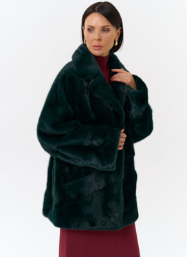 Шуба из меха норки с английским воротником в зеленом цвете