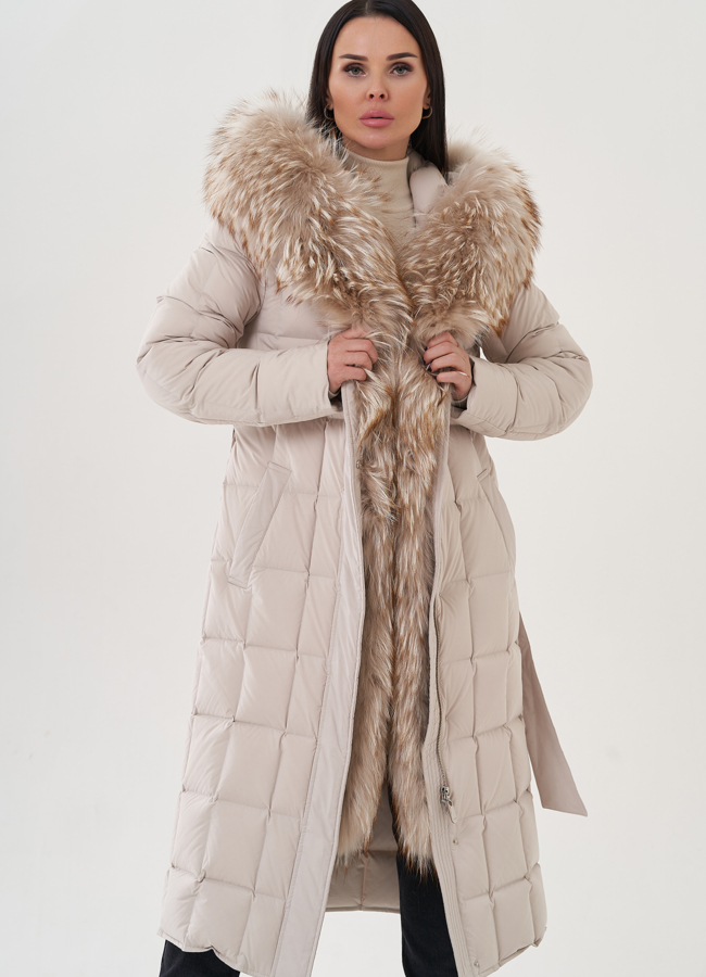 фото Женский пуховик с отделкой капюшона из енота модель № 26076