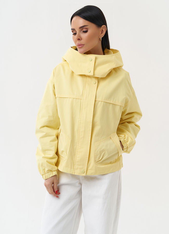 Женская ветровка желтого цвета с капюшоном модель № 30441 меха малина