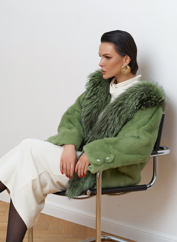 Короткая шуба из норки с мехом из чернобурки