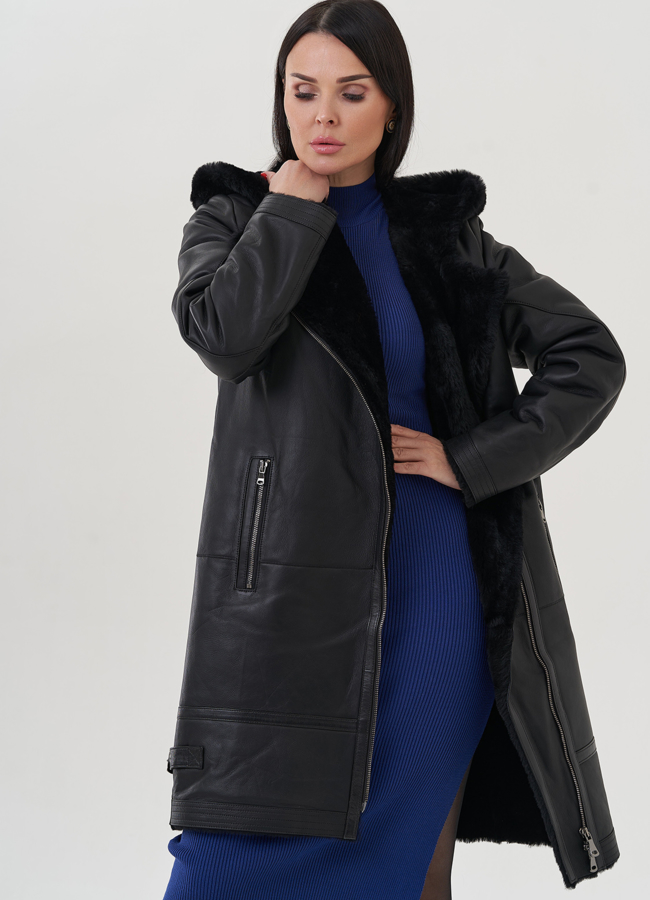 Женская дубленка  черного цвета с капюшоном  модель № 25624 в кредит
