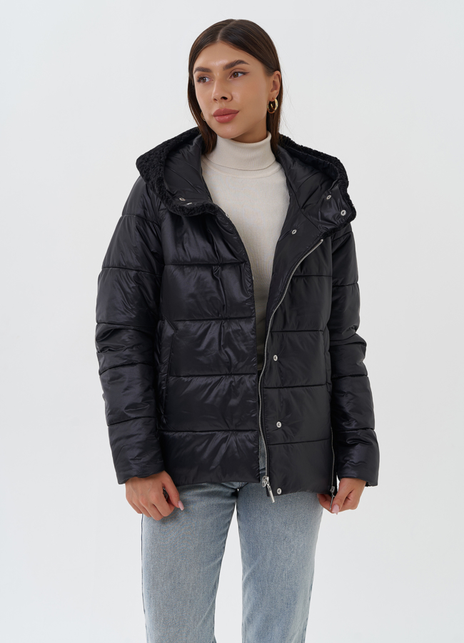 Комбинированный пуховик черного цвета с капюшоном модель № 27656 в рассрочку