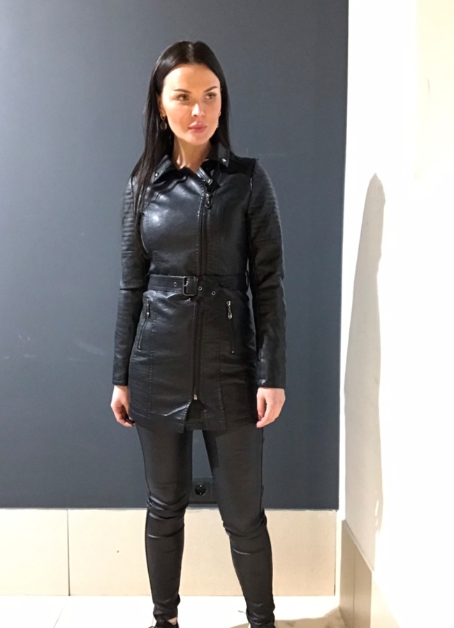 Куртка из эко кожи черного цвета  модель № 678 меха малина