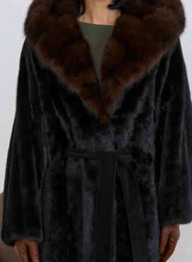 Шуба из меха норки с капюшоном из меха куницы