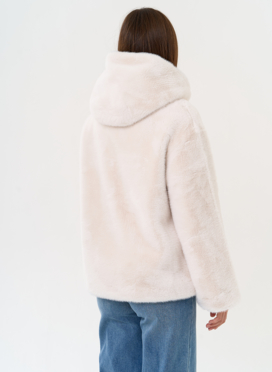 Женская куртка из эко меха с капюшоном Женская куртка из эко меха с капюшоном