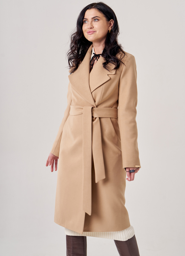 Пальто женское бежевого цвета с поясом модель № 20724 меха малина