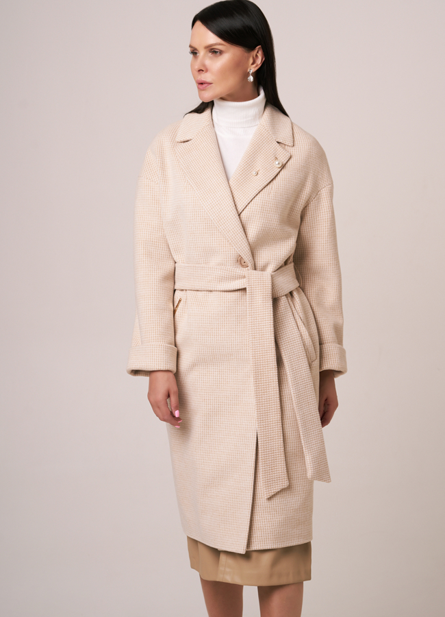 Пальто бежевого цвета с английским воротником на поясе модель № 050 меха малина