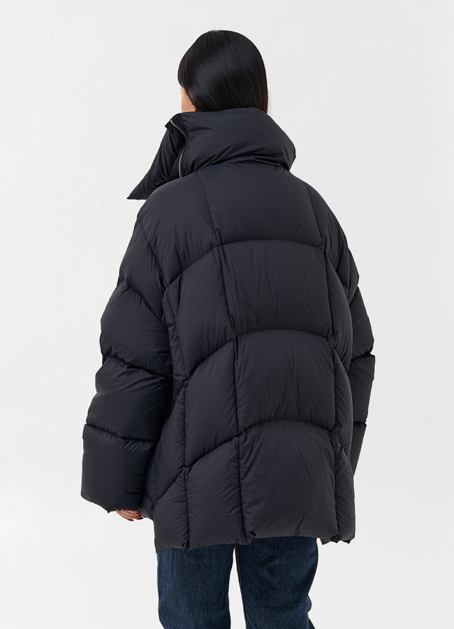 Женский пуховик черного цвета  модель № 28970 универмаг малина