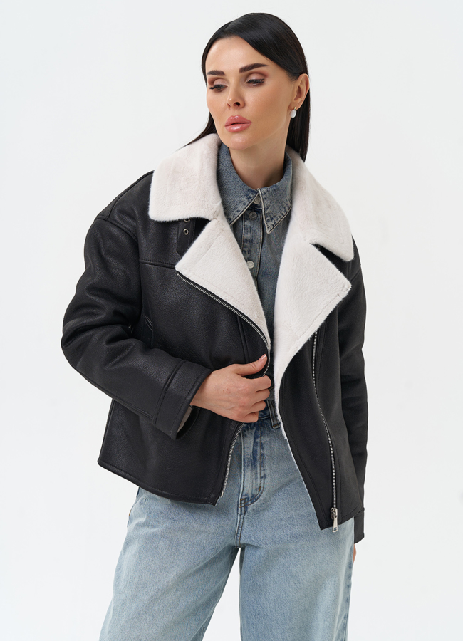 Короткая дубленка из эко замши черного цвета модель № 30207 меха малина