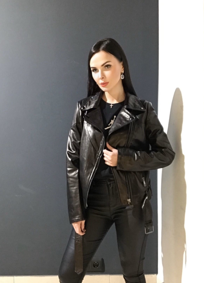 Кожаная куртка черного цвета модель № 8636 меха малина