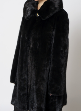 Шуба из норки с капюшоном черного цвета