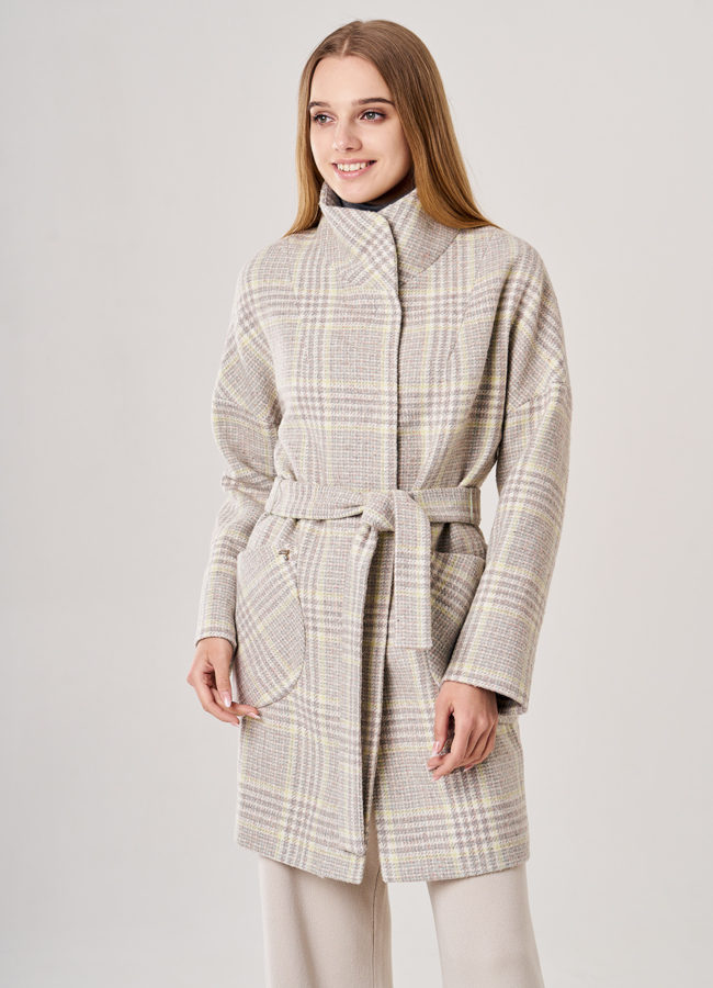 Укороченное женское пальто бежевого цвета с поясом модель № 3-7007/4-108 меха малина