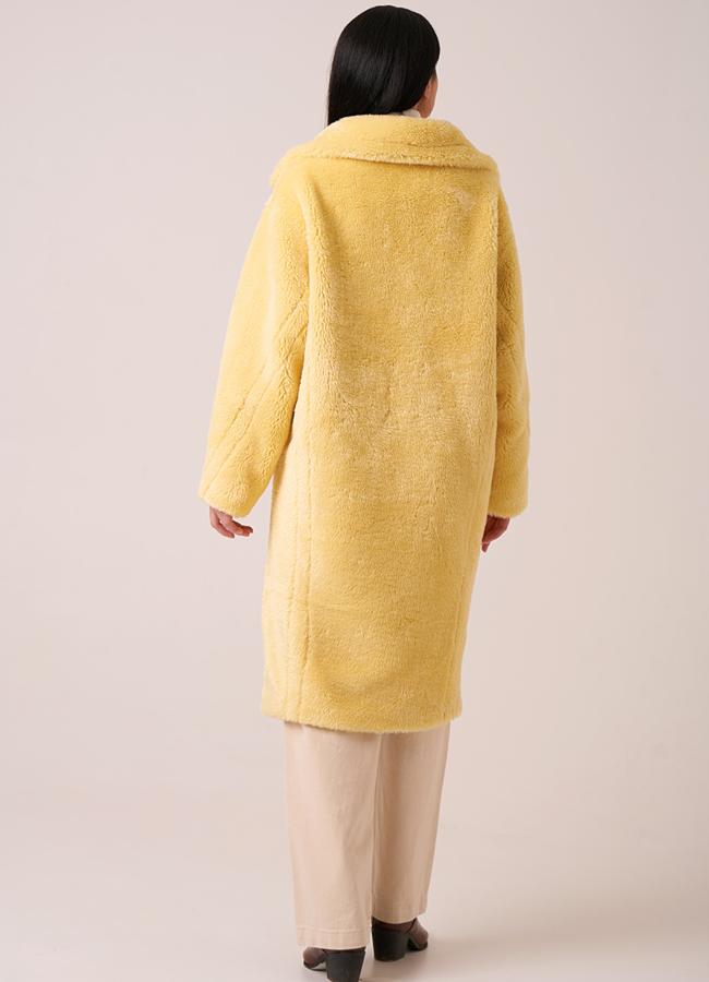 Пальто из эко меха желтого цвета с английским воротником  модель № 8257 в кредит