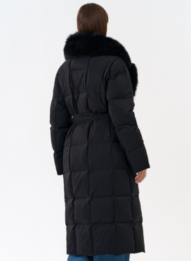Женский пуховик с воротником из меха песца в черном цвете