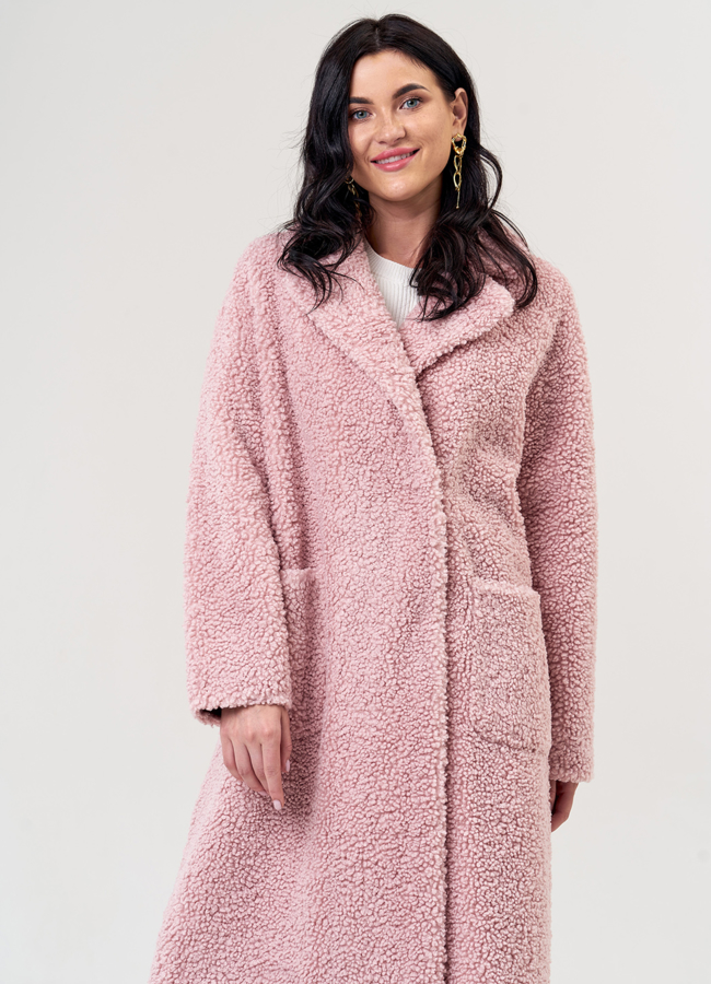 Пальто из эко меха розового цвета с английским воротником модель № 19435 в рассрочку