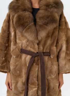 Женская шуба из меха норки с воротником их меха песца Женская шуба из меха норки с воротником их меха песца