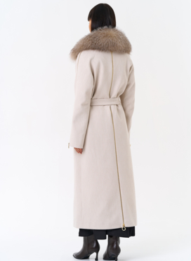 Утепленное женское пальто с английским воротником из меха лисы