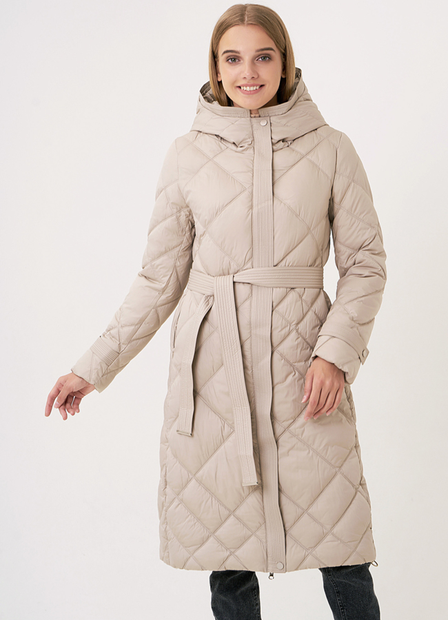 Бежевый удлиненный пуховик с капюшоном модель № 011 меха малина