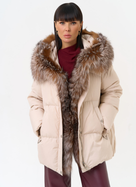 Женский пуховик с отделкой из натурального меха