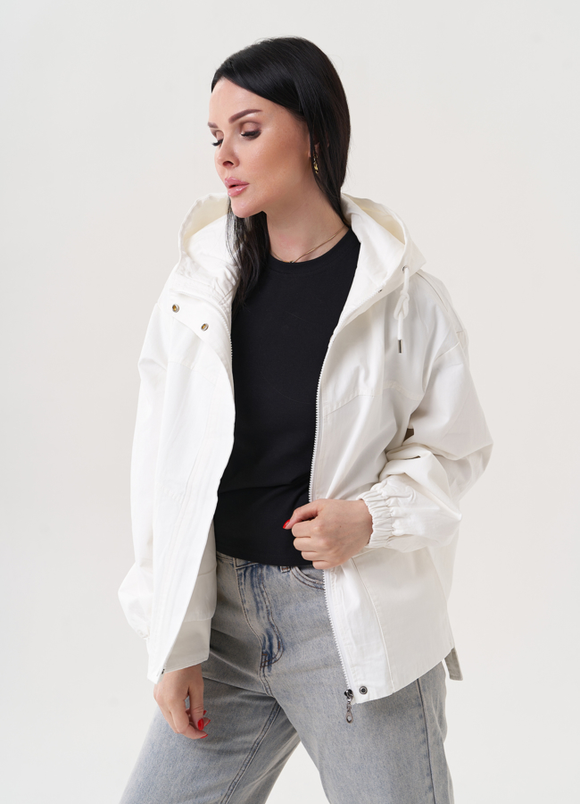 фото Ветровка белого цвета с капюшоном модель № K2309