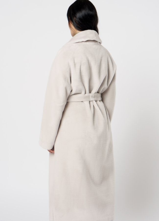 Пальто из эко меха в бежевом цвете с поясом модель № 21549 в рассрочку