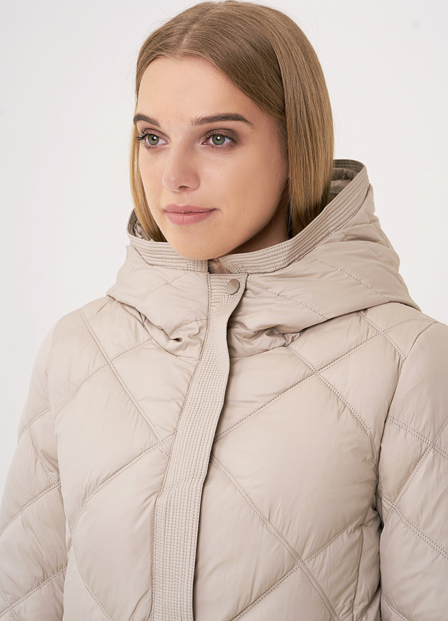 Бежевый удлиненный пуховик с капюшоном модель № 011 универмаг малина