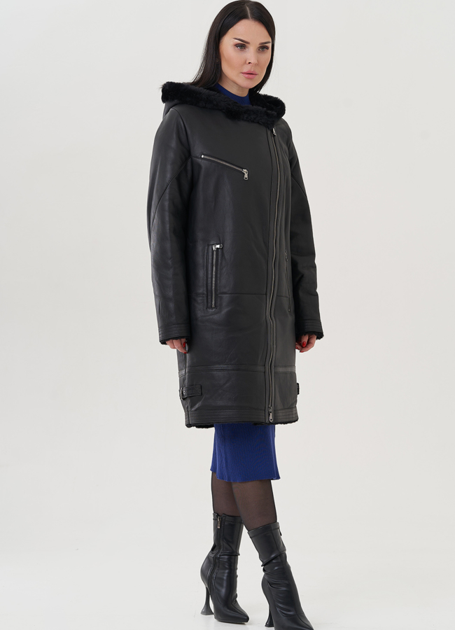 фото Женская дубленка  черного цвета с капюшоном  модель № 25624