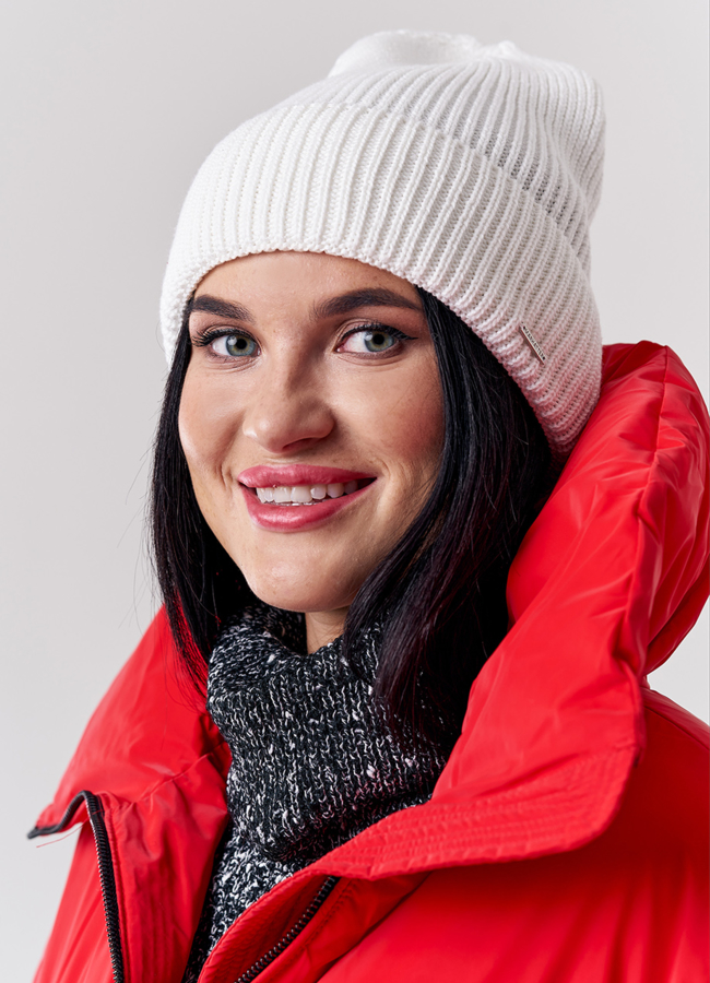 Шапка женская белого цвета модель № 21753 меха малина