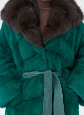 Норковая шуба с капюшоном из меха куницы Норковая шуба с капюшоном из меха куницы