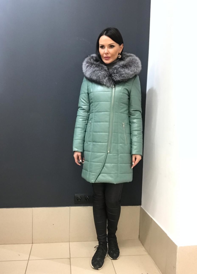 Пуховик из эко кожи с капюшоном модель № 8779 меха малина