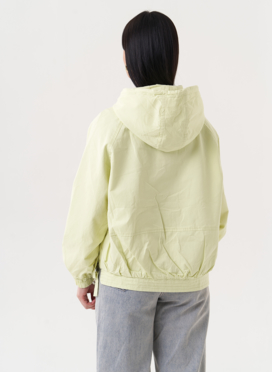 Ветровка зеленого цвета с капюшоном