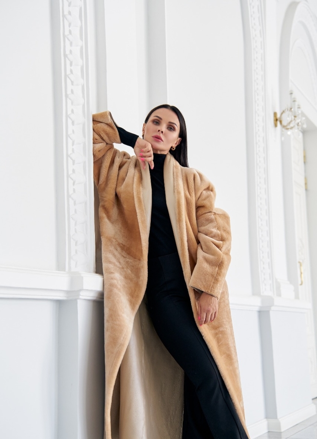 Двухсторонняя женская дубленка бежевого цвета  модель № 23246 в кредит