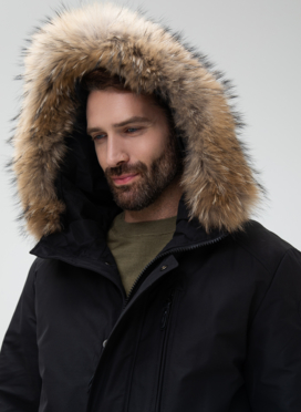 Мужской пуховик с капюшоном из меха енота