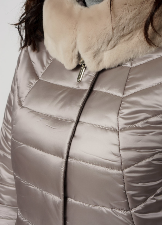 Пуховик с капюшоном на молнии в бежевом цвете модель № 7086 универмаг малина