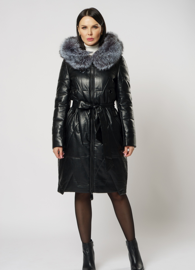 Пуховик из эко кожи черного цвета с отделкой из чернобурки модель № 18262 в рассрочку